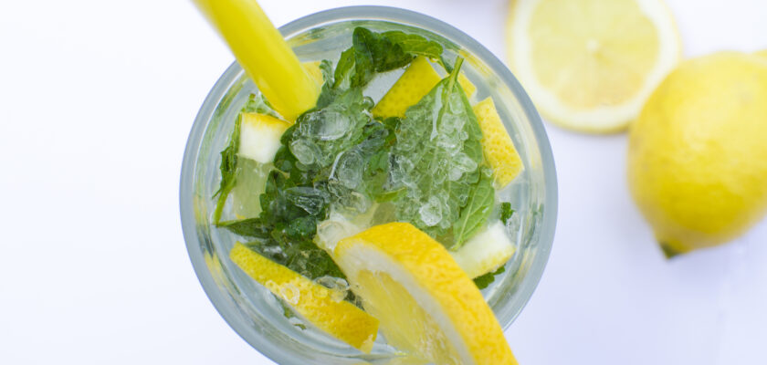 Voda s citrónem ve sklenici