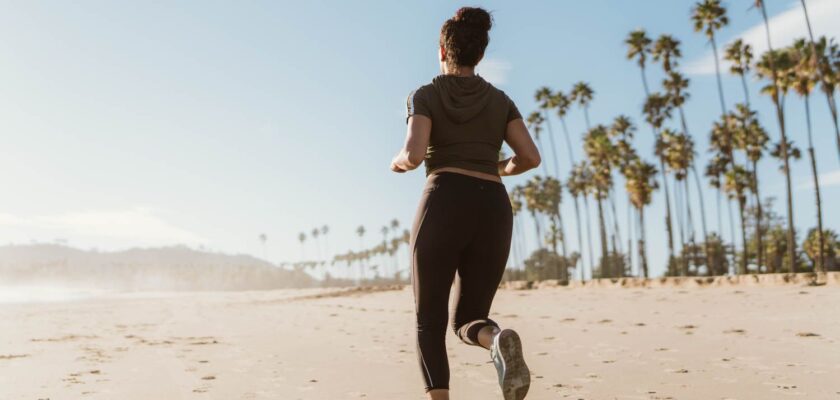 žena při běhu na pláži
